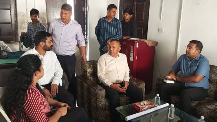 UP News: शत्रु संपत्ति पर अवैध कब्जा कर चला रहे थे रेस्टोरेंट, जांच के बाद टीम ने किया सील