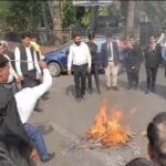 Aligarh:  अधिवक्ताओं ने किया प्रदर्शन, हाइवे पर लगाया जाम, गाजियाबाद के जिला जज के पुतले का किया दहन