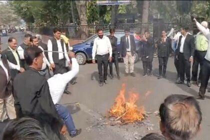 Aligarh:  अधिवक्ताओं ने किया प्रदर्शन, हाइवे पर लगाया जाम, गाजियाबाद के जिला जज के पुतले का किया दहन