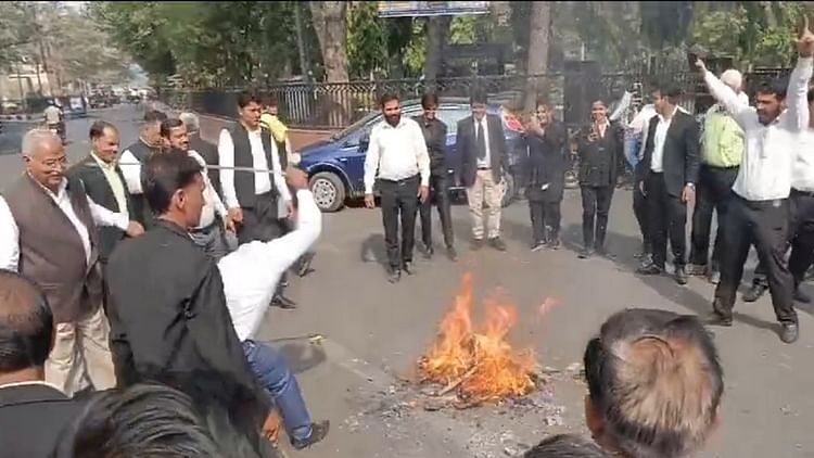 Aligarh:  अधिवक्ताओं ने किया प्रदर्शन, हाइवे पर लगाया जाम, गाजियाबाद के जिला जज के पुतले का किया दहन