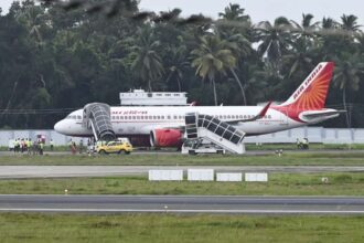पेरिस से दिल्ली आ रही थी Air India की फ्लाइट, बीच में ही छोड़कर भाग गए पायलट  – India TV Hindi