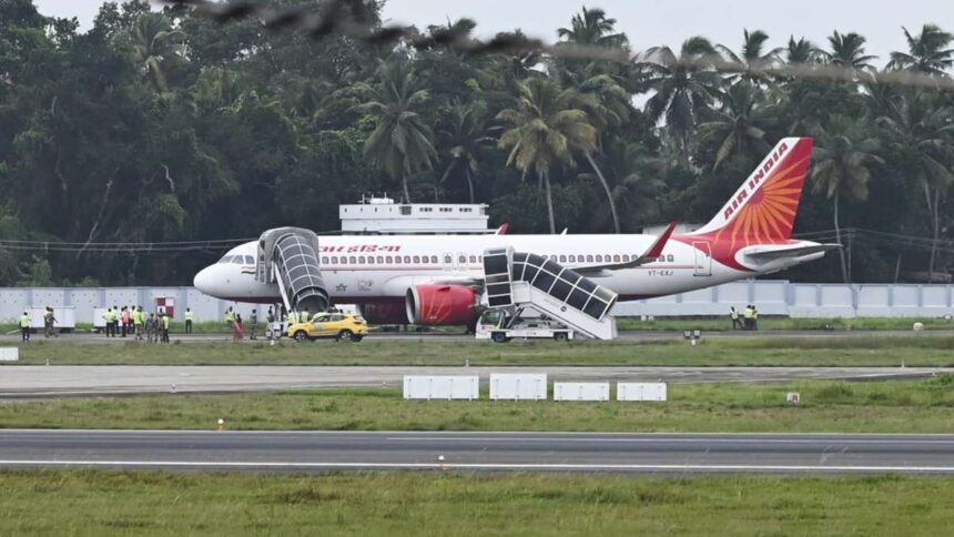 पेरिस से दिल्ली आ रही थी Air India की फ्लाइट, बीच में ही छोड़कर भाग गए पायलट  – India TV Hindi