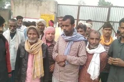 Shahjahanpur: रुपये भी लिए… खाद भी नहीं दी, शाम तक करते रहे इंतजार, परेशान किसानों ने किया हंगामा