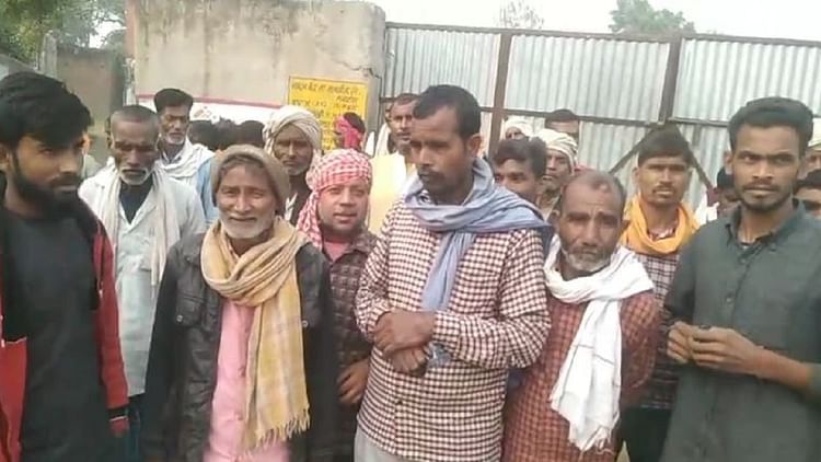 Shahjahanpur: रुपये भी लिए… खाद भी नहीं दी, शाम तक करते रहे इंतजार, परेशान किसानों ने किया हंगामा