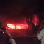 Bahraich: प्लाई एंड हार्डवेयर शोरूम में लगी आग से करोड़ों का नुकसान, मालिक बोला – दो करोड़ का हुआ नुकसान