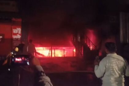 Bahraich: प्लाई एंड हार्डवेयर शोरूम में लगी आग से करोड़ों का नुकसान, मालिक बोला – दो करोड़ का हुआ नुकसान