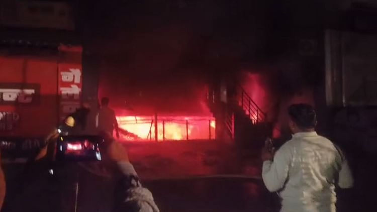 Bahraich: प्लाई एंड हार्डवेयर शोरूम में लगी आग से करोड़ों का नुकसान, मालिक बोला – दो करोड़ का हुआ नुकसान