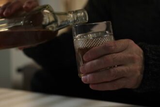 पौड़ी: बोतल में था ‘टॉयलेट क्लीनर’, बुजुर्ग ने शराब समझकर गटक लिया, हुई मौत – India TV Hindi