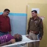 Etah: मंदिर के बाहर शिव भगवान की पूजा कर रहा था किसान, पीछे से आए सांड़ ने उठाकर पटका; हालत गंभीर