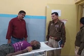 Etah: मंदिर के बाहर शिव भगवान की पूजा कर रहा था किसान, पीछे से आए सांड़ ने उठाकर पटका; हालत गंभीर