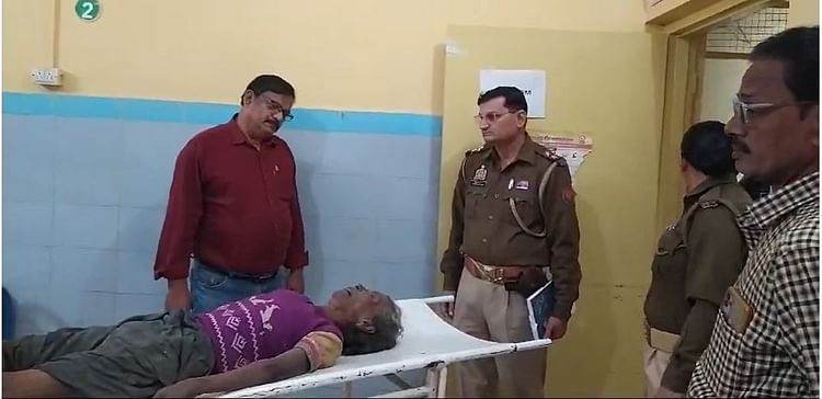 Etah: मंदिर के बाहर शिव भगवान की पूजा कर रहा था किसान, पीछे से आए सांड़ ने उठाकर पटका; हालत गंभीर