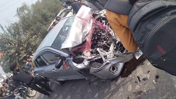 Raebareli: बस को ओवरटेक करने के प्रयास में ट्रक से टकराई कार, दो किशोरियों की मौत, चार घायल