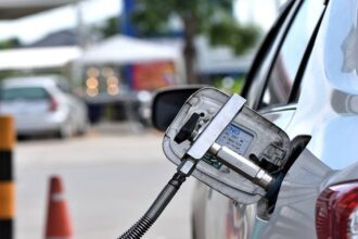 CNG Price: मुंबई और समेत कई शहरों में सीएनजी की कीमत में दो रुपये की बढ़ोतरी, दिल्ली को फिलहाल राहत