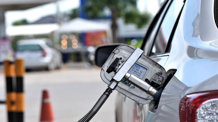 CNG Price: मुंबई और समेत कई शहरों में सीएनजी की कीमत में दो रुपये की बढ़ोतरी, दिल्ली को फिलहाल राहत