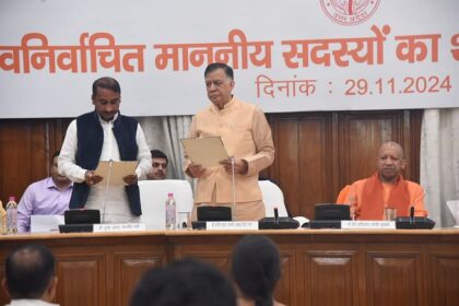 UP: उपचुनाव में जीत हासिल करने वाले विधायकों ने ली शपथ, सीएम योगी बोले- ये विकास की जीत है
