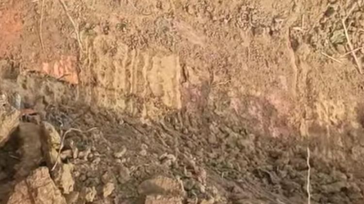 UP News: शाहजहांपुर में खोदाई के दौरान मिली नींव जैसी संरचना, प्राचीन गढ़ी के अवशेष होने की संभावना