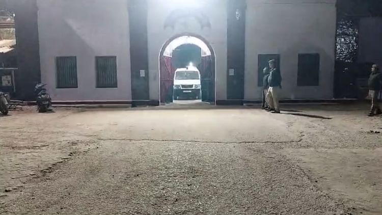 Raebareli: रायबरेली जिला कारागार में फंदे पर लटका मिला बंदी का शव, अफसरों के हाथ-पांव फूले, मचा हड़कंप