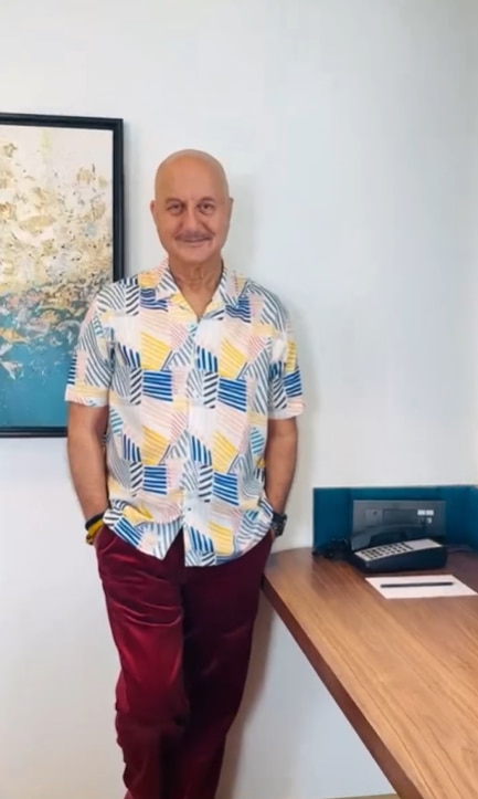 दिग्गज अभिनेता ने खुलासा किया कि उनकी मां की इच्छा थी कि उनका शिमला में एक घर हो, जहां उन्होंने अपना जीवन किराए की जगह पर रहकर बिताया था. खेर ने कहा कि उन्होंने एक साधारण दो बेडरूम का घर मांगा था, लेकिन उन्होंने उन्हें एक लैविश घर दिया और वह पूरी प्रॉपर्टी की देखभाल खुद करती हैं.