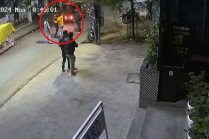 Varanasi: आधी रात में बार खोलने का दबाव डाल रहे थे दबंग, मना करने पर कर्मचारी को पीटा; CCTV फुटेज हुआ वायरल