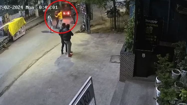 Varanasi: आधी रात में बार खोलने का दबाव डाल रहे थे दबंग, मना करने पर कर्मचारी को पीटा; CCTV फुटेज हुआ वायरल