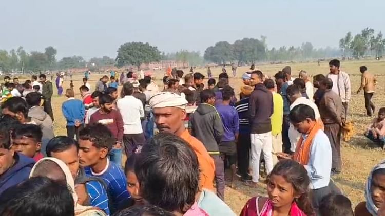 Amethi News: बरात गए युवक का खेत में मिला शव, परिजन बोले- युवक से विवाद हुआ था… बेटे की हत्या की गई