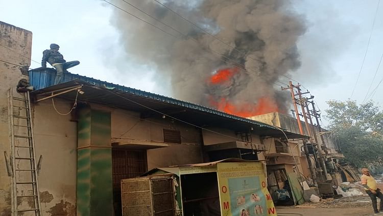 Aligarh News: टेंट हाउस के गोदाम में लगी भीषण आग, मालिक ने लगाया आग लगाने का आरोप
