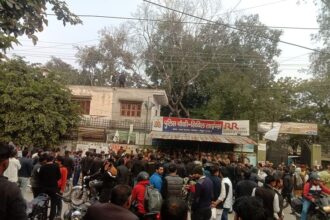 UP: कचहरी में अधिवक्ता को सिपाही ने जड़ा थप्पड़, वादी से हुई थी तकरार; वर्दी वाले की करतूत से आक्रोश