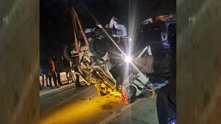 Accident in Lucknow: अयोध्या हाईवे पर बड़ा हादसा…वैन, इनोवा और ट्रक की भिड़ंत, 4 की मौत, 7 घायल