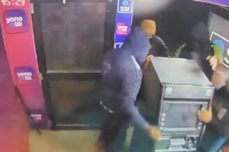 Video: भुवनेश्वर में ATM मशीन ले उड़े चोर, कैश निकालने के बाद नाले में फेंका – India TV Hindi