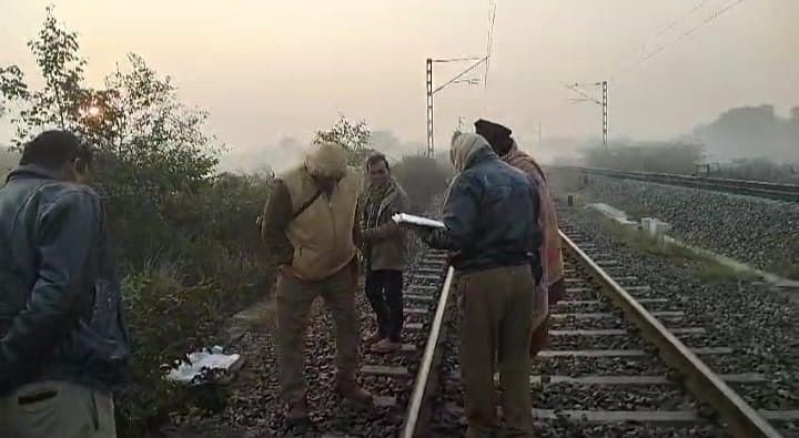 Amethi: रेलवे ट्रैक के किनारे मिला अज्ञात युवक का शव, चेहरा पूरी तरह से खराब, पहचान मुश्किल