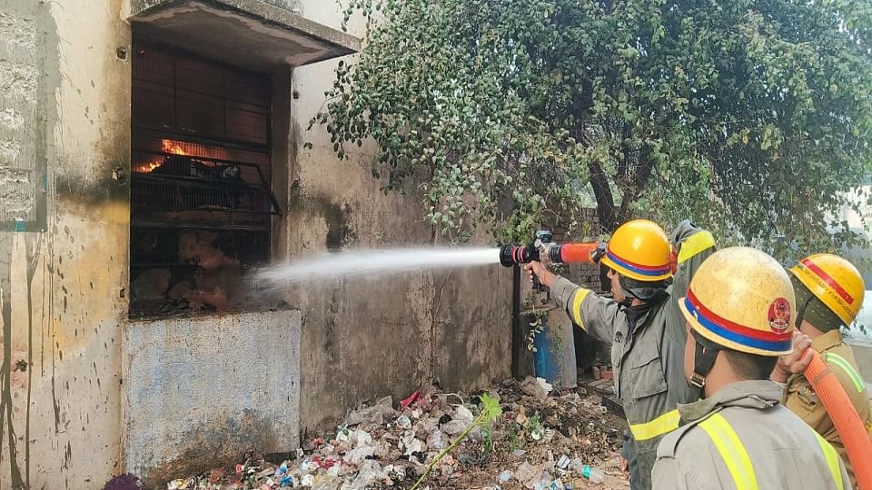आग बुझाते दमकल कर्मी