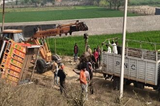 Hathras News: अनियंत्रित होकर पलटा ट्रक, 20 पशुओं की मौत और 40 पशु घायल, चालक की हालत गंभीर