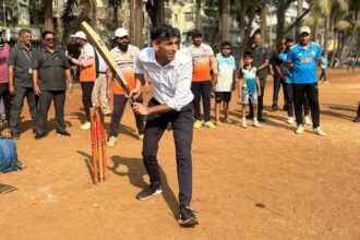 ऋषि सुनक ने मुंबई में खेला क्रिकेट, तस्वीर शेयर करते हुए कही ये मजेदार बात – India TV Hindi