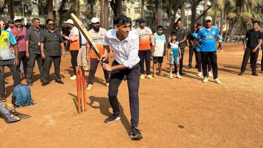 ऋषि सुनक ने मुंबई में खेला क्रिकेट, तस्वीर शेयर करते हुए कही ये मजेदार बात – India TV Hindi