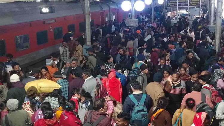 Kanpur: मेला स्पेशल ट्रेन का अचानक बदला प्लेटफार्म, स्टेशन पर मची अफरा-तफरी