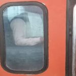 Aligarh: प्रयागराज जाने वाली ट्रेनों के नहीं खुल रहे गेट, कंफर्म टिकट के बावजूद नहीं चढ़ सके यात्री
