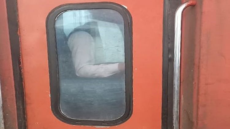 Aligarh: प्रयागराज जाने वाली ट्रेनों के नहीं खुल रहे गेट, कंफर्म टिकट के बावजूद नहीं चढ़ सके यात्री