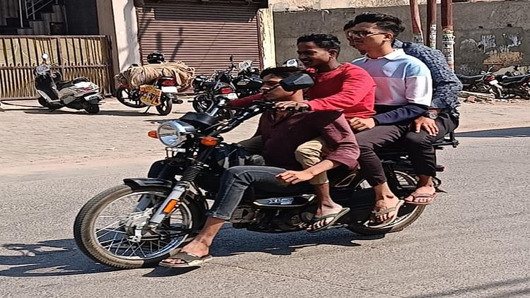 हादसे से नहीं लिया सबक: 22 मिनट में तीन सवारी लेकर गुजरे 29 दोपहिया वाहन, देखती रही पुलिस
