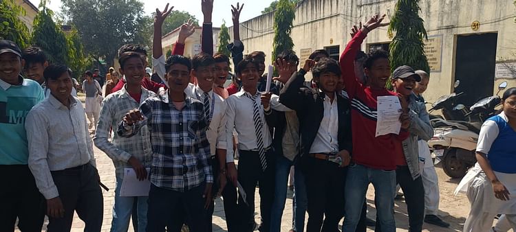 UP Board Exam 2025: पहले दिन 5097 छात्रों ने छोड़ी परीक्षा, तलाशी के बाद ही मिला प्रवेश
