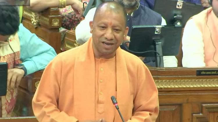 UP: महाकुंभ पर टिप्प्णी को लेकर भड़के सीएम योगी, बोले- गिद्धों को लाशें नजर आती हैं सनातन की सुंदरता