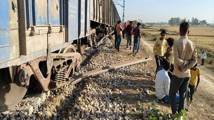 UP News: बरेली में मालगाड़ी दुर्घटनाग्रस्त… चार बोगियां पटरी से उतरी, इफको फैक्टरी जा रही थी ट्रेन