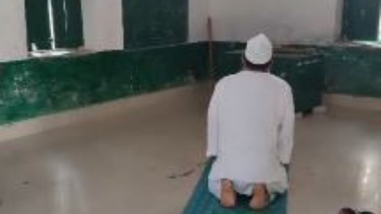 Bareilly News: सरकारी स्कूल में नमाज पढ़ते प्रधानाध्यापक का वीडियो वायरल, शिकायत के बाद जांच शुरू