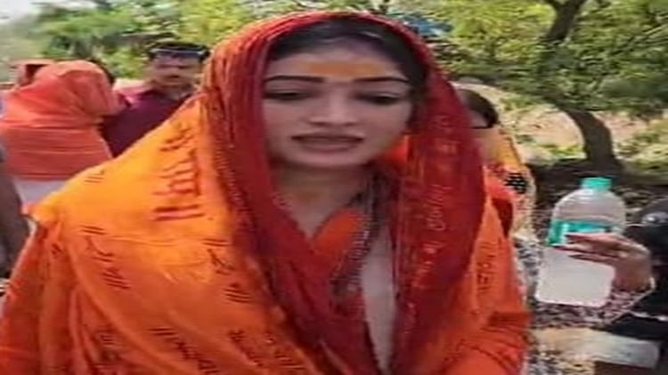 Harsha Richhariya: प्रशासन ने पहले लगाई पद यात्रा पर रोक, फिर दी हर्षा रिछारिया को सशर्त अनुमति