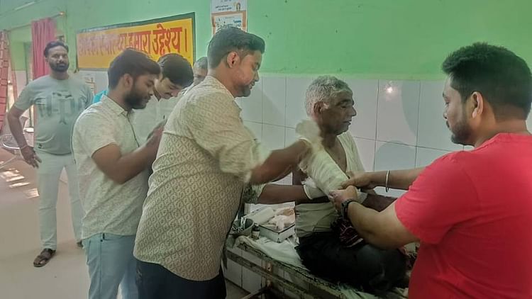 Sitapur News: बाघ ने किसान पर किया हमला… हालत गंभीर, क्षेत्र में फैली दहशत; घरों में दुबकने को लोग मजबूर