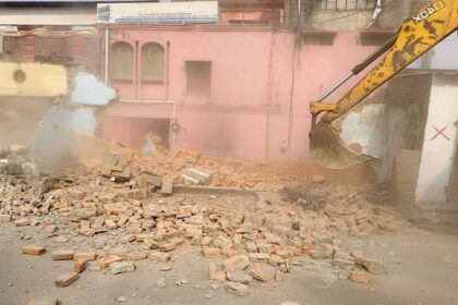 Rampur: शौकत अली रोड की 27 और दुकानों पर गरजी पालिका की जेसीबी, छह दिन में 67 ढांचों को किया गया ध्वस्त