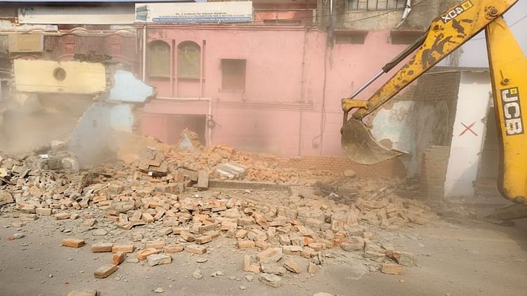 Rampur: शौकत अली रोड की 27 और दुकानों पर गरजी पालिका की जेसीबी, छह दिन में 67 ढांचों को किया गया ध्वस्त