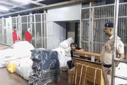 Aligarh: ट्रेन में पकड़ा 50 लाख से अधिक का माल, जीएसटी-सेल्स टैक्स बचाकर लाया जा रहा था, चल रही जांच