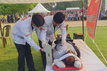 Mock Drill: हवाई हमले से बचाव की दी ट्रेनिंग; सायरन बजाकर किया अलर्ट; वाराणसी में मॉक ड्रिल की तस्वीरें
