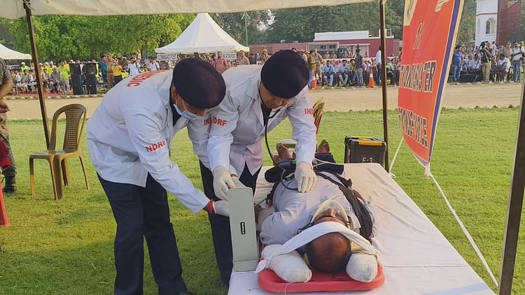 Mock Drill: हवाई हमले से बचाव की दी ट्रेनिंग; सायरन बजाकर किया अलर्ट; वाराणसी में मॉक ड्रिल की तस्वीरें