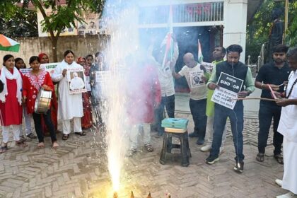 Operation Sindoor: भारतीय सेना जिंदाबाद के नारे से गूंज उठी काशी, ‘ऑपरेशन सिंदूर’ की खुशी में बांटी मिठाई